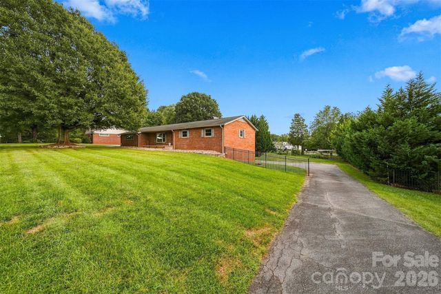 226 28th Avenue Place NE, Hickory, NC 28601