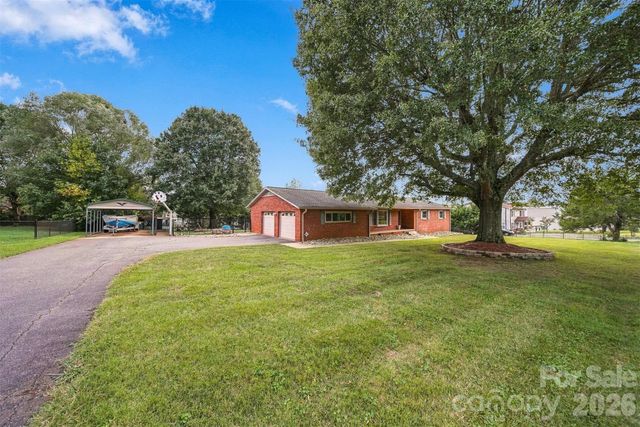 226 28th Avenue Place NE, Hickory, NC 28601