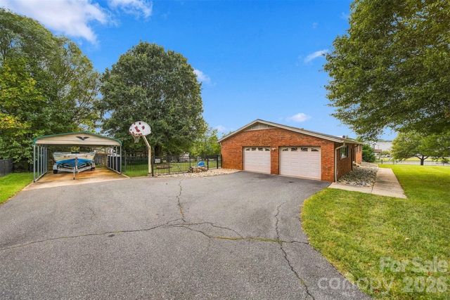 226 28th Avenue Place NE, Hickory, NC 28601