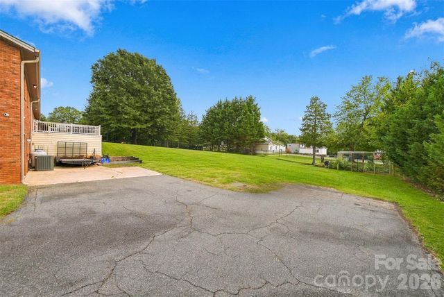 226 28th Avenue Place NE, Hickory, NC 28601