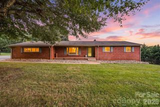 226 28th Avenue Place NE, Hickory, NC 28601