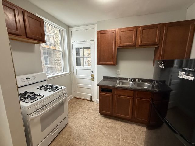 2006 W Jarvis Avenue 3, Chicago, IL 60645