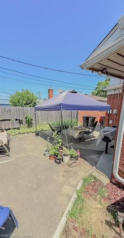 15257 Paris Street, Allen Park, MI 48101