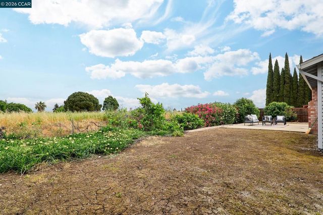 884 Serrana Ct, Pittsburg, CA 94565