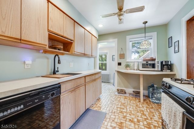 1 Westview Ave, Roseland Boro, NJ 07068