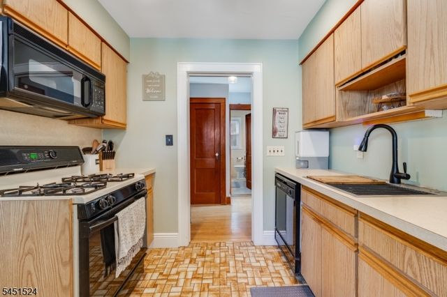 1 Westview Ave, Roseland Boro, NJ 07068