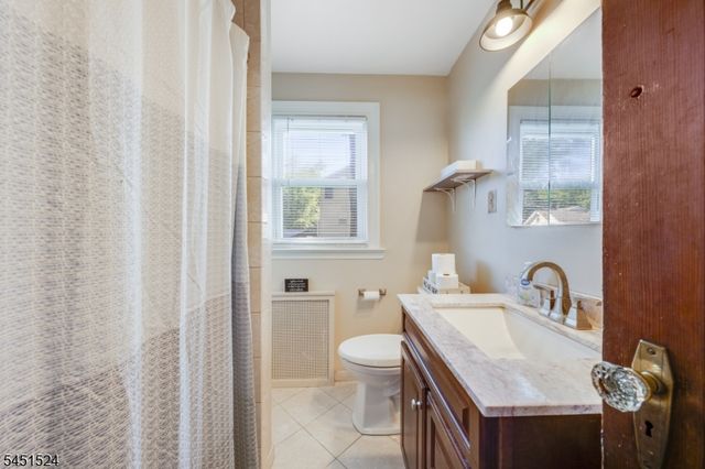 1 Westview Ave, Roseland Boro, NJ 07068