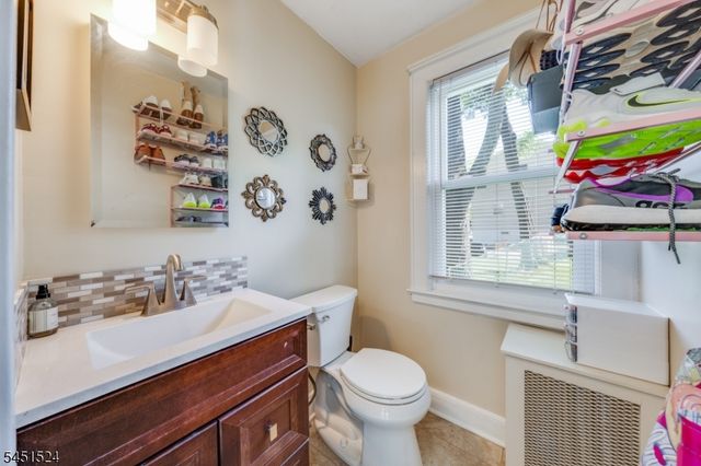 1 Westview Ave, Roseland Boro, NJ 07068