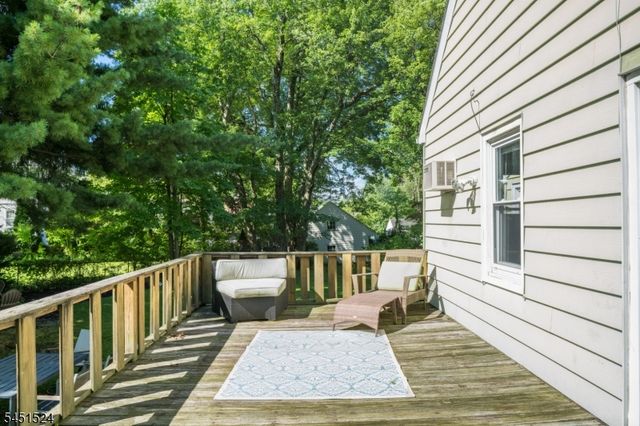 1 Westview Ave, Roseland Boro, NJ 07068