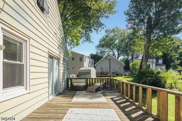 1 Westview Ave, Roseland Boro, NJ 07068