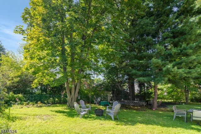 1 Westview Ave, Roseland Boro, NJ 07068