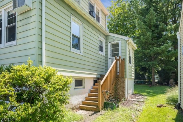 1 Westview Ave, Roseland Boro, NJ 07068