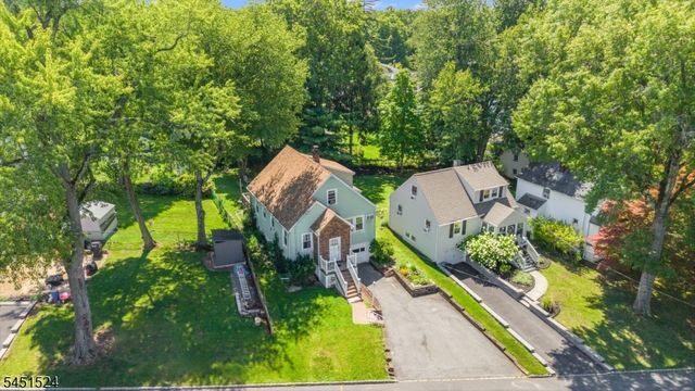 1 Westview Ave, Roseland Boro, NJ 07068