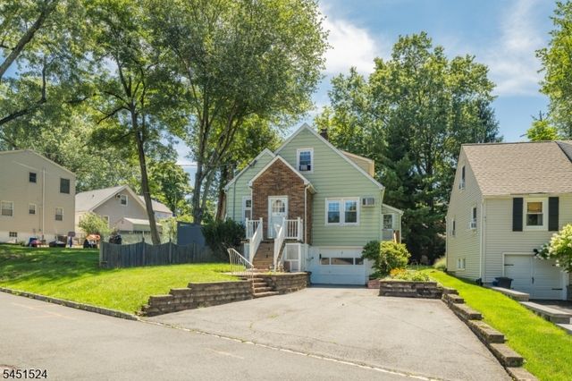 1 Westview Ave, Roseland Boro, NJ 07068