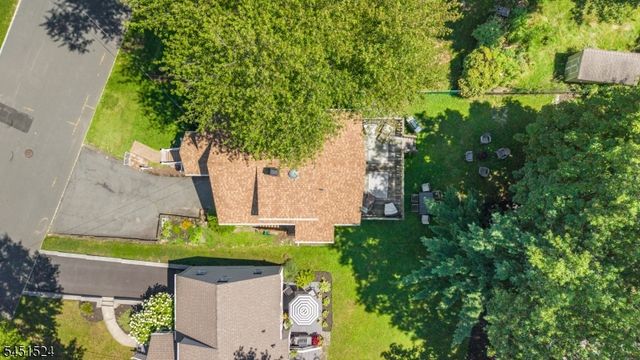 1 Westview Ave, Roseland Boro, NJ 07068