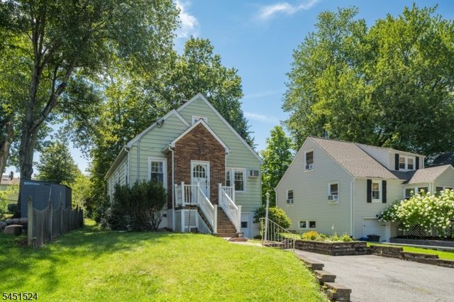 1 Westview Ave, Roseland Boro, NJ 07068