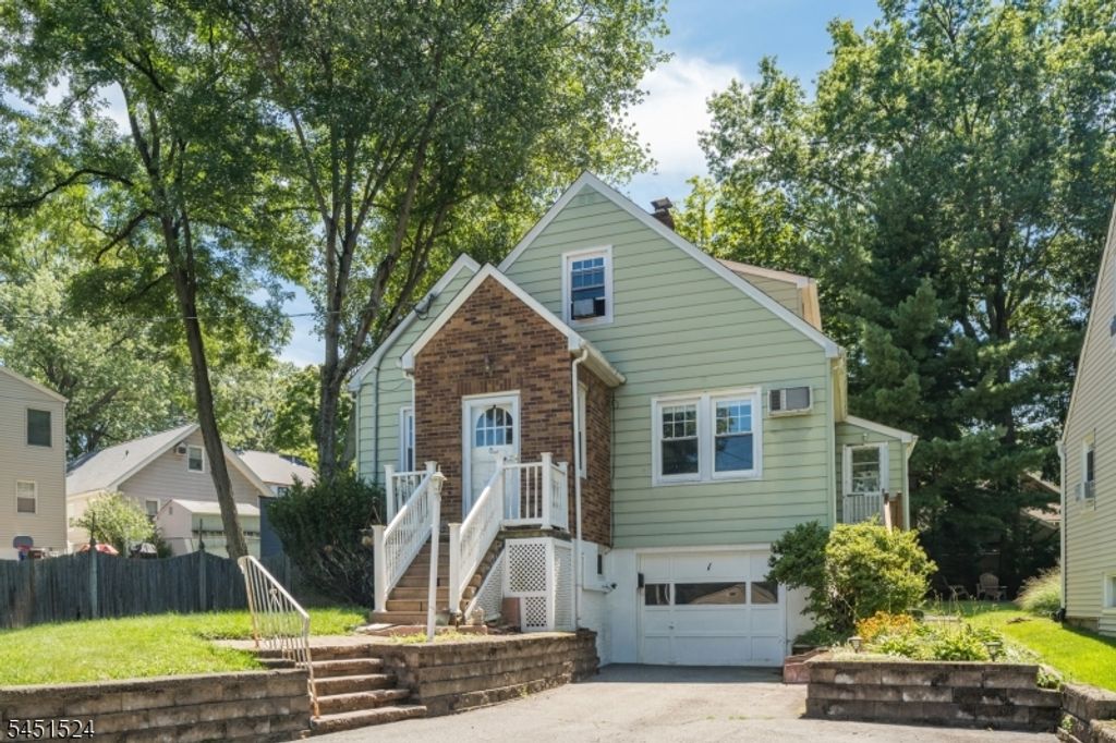 1 Westview Ave, Roseland Boro, NJ 07068