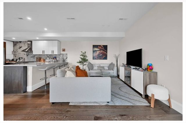 270 Paris Street 7, Boston, MA 02128
