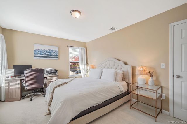 42 Quintuck Lane, East Islip, NY 11730