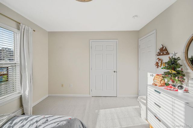 42 Quintuck Lane, East Islip, NY 11730