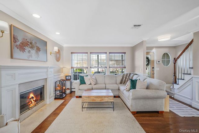 42 Quintuck Lane, East Islip, NY 11730