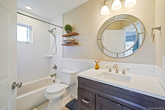 42 Quintuck Lane, East Islip, NY 11730