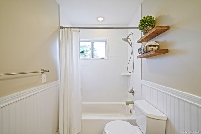 42 Quintuck Lane, East Islip, NY 11730