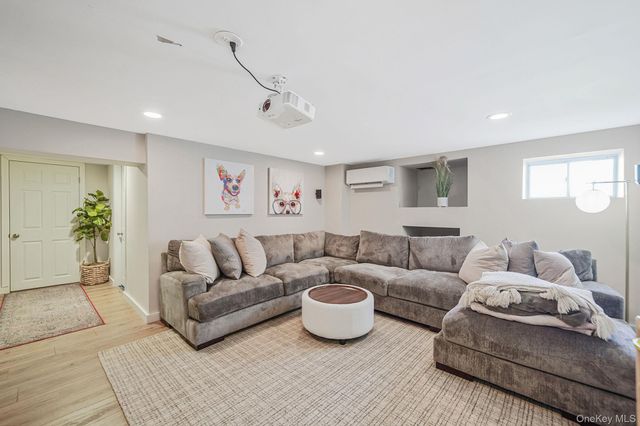 42 Quintuck Lane, East Islip, NY 11730