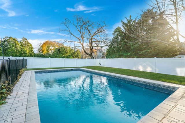 42 Quintuck Lane, East Islip, NY 11730