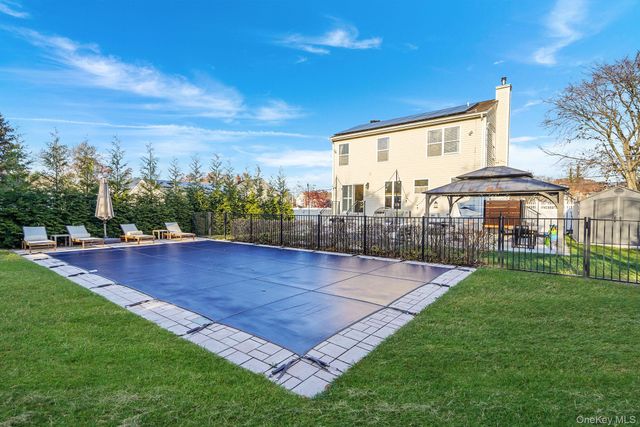 42 Quintuck Lane, East Islip, NY 11730