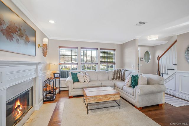 42 Quintuck Lane, East Islip, NY 11730