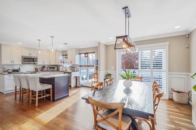 42 Quintuck Lane, East Islip, NY 11730