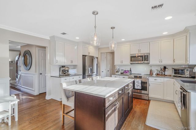 42 Quintuck Lane, East Islip, NY 11730