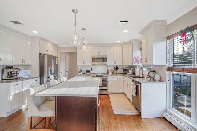 42 Quintuck Lane, East Islip, NY 11730