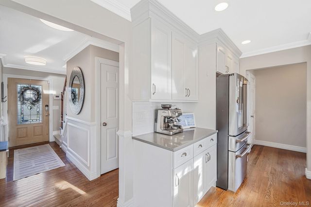 42 Quintuck Lane, East Islip, NY 11730