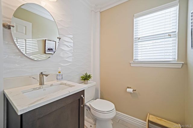 42 Quintuck Lane, East Islip, NY 11730