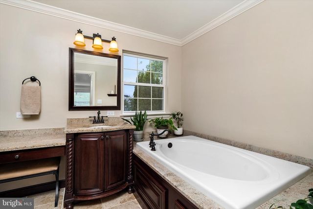 16 COBURN RD, Pennington, NJ 08534