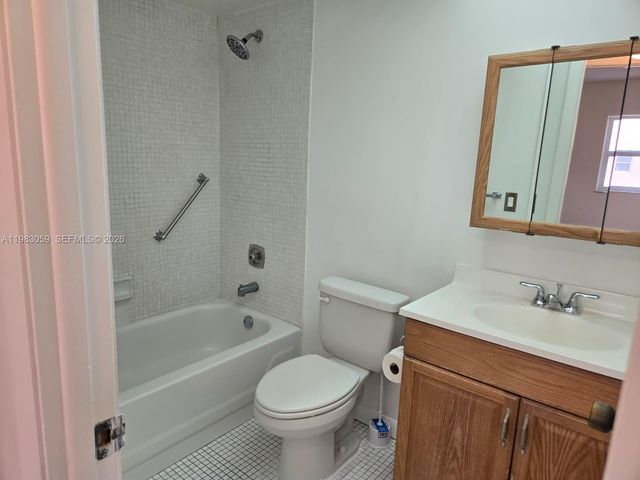 9261 Sunrise Lakes Boulevard 201, Sunrise, FL 33322