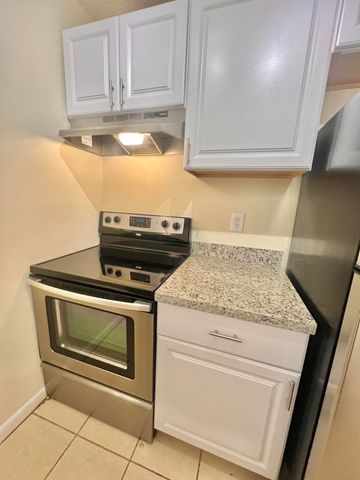 6061 N 10th Ave Avenue N 242, Greenacres, FL 33463