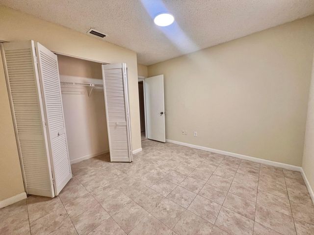 6061 N 10th Ave Avenue N 242, Greenacres, FL 33463