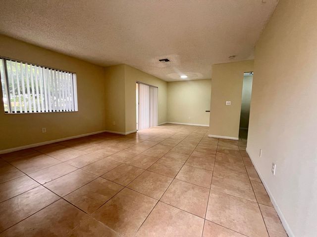 6061 N 10th Ave Avenue N 242, Greenacres, FL 33463