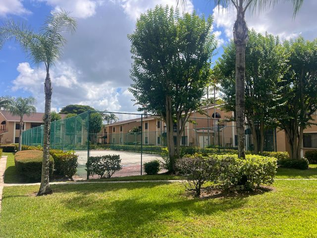 6061 N 10th Ave Avenue N 242, Greenacres, FL 33463