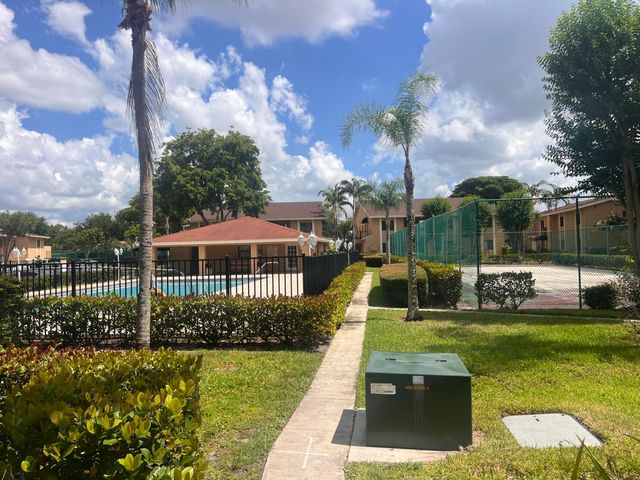 6061 N 10th Ave Avenue N 242, Greenacres, FL 33463