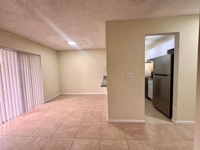6061 N 10th Ave Avenue N 242, Greenacres, FL 33463