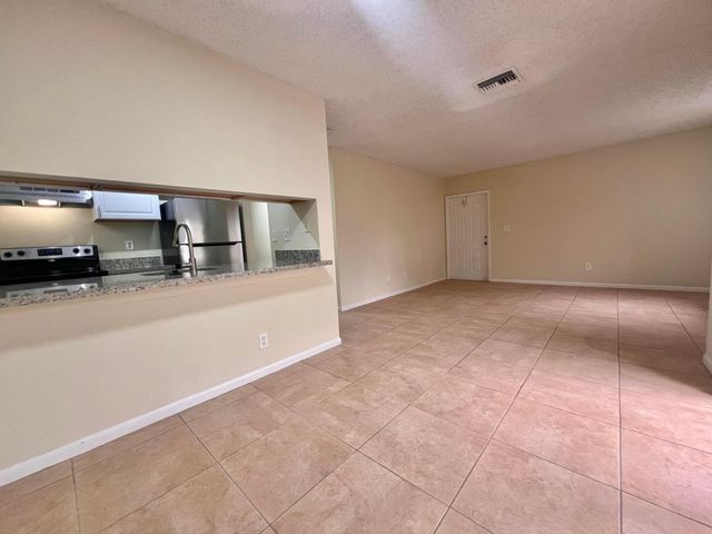 6061 N 10th Ave Avenue N 242, Greenacres, FL 33463