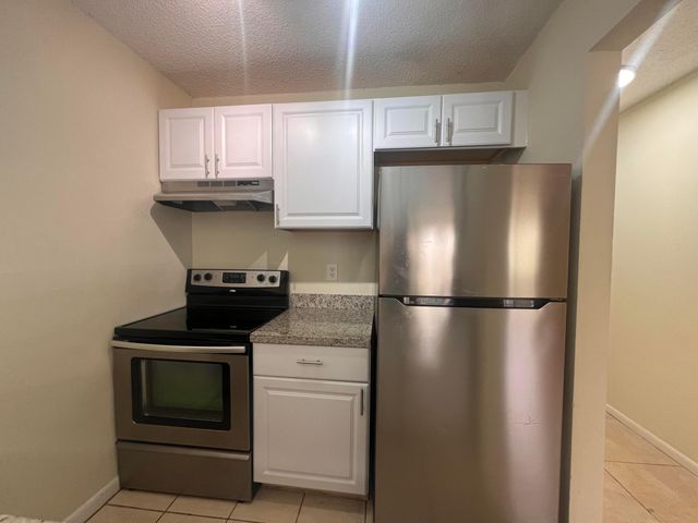6061 N 10th Ave Avenue N 242, Greenacres, FL 33463