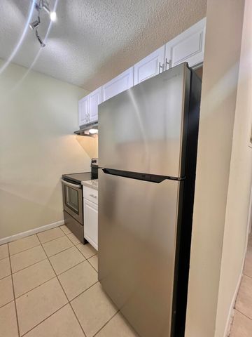 6061 N 10th Ave Avenue N 242, Greenacres, FL 33463