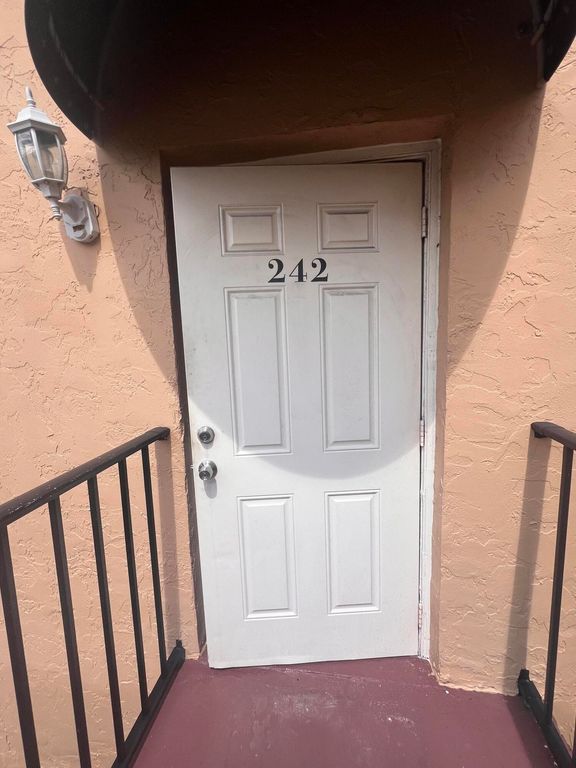 6061 N 10th Ave Avenue N 242, Greenacres, FL 33463
