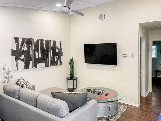 6100 Calmar CV, Austin, TX 78721