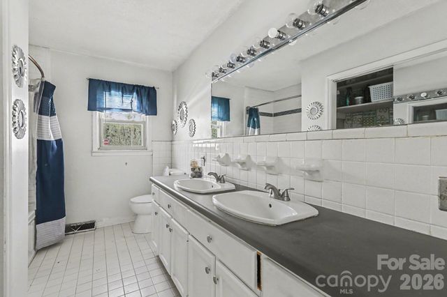 213 Lakeview Drive, Harrisburg, NC 28075